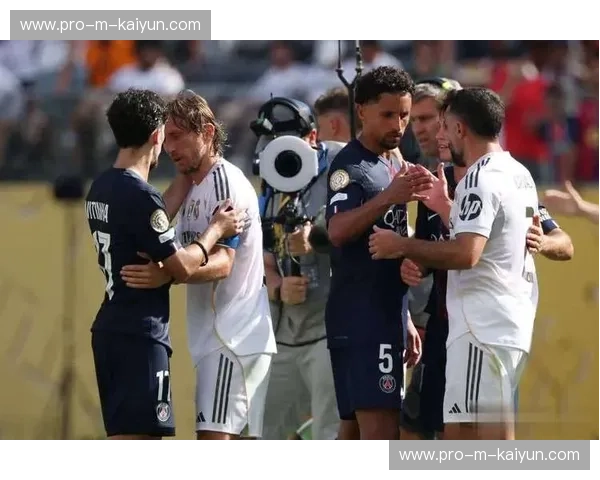 恩里克称巴黎球迷氛围助推球队，满意球员交流与逼抢质量