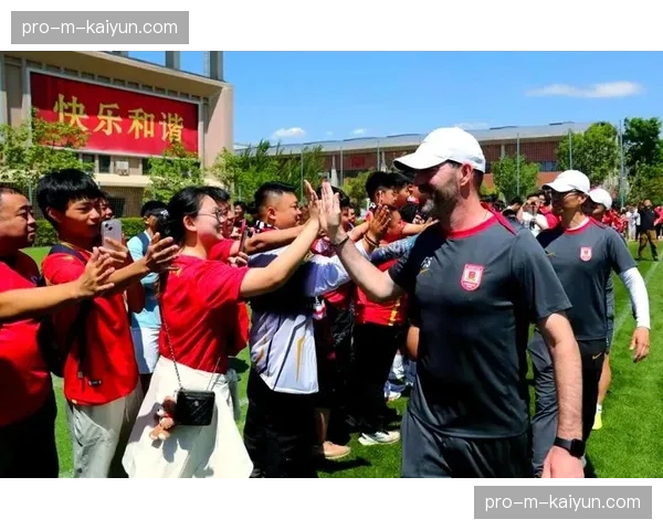 球迷开放日，狂热队新秀克拉克为小球迷签名一小时